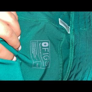 FIGS HUNTER GREEN BARELY WORE ALMOST NEW